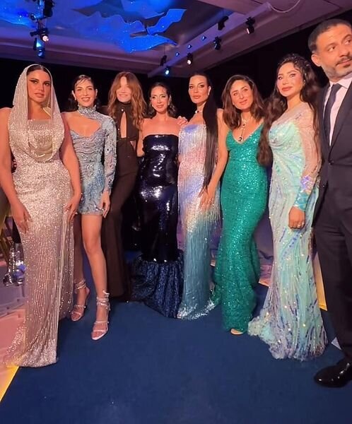 كارينا كابور مع عدد من النجوم في حفل ڤوج الوطن العربي 💚 (1).jpg