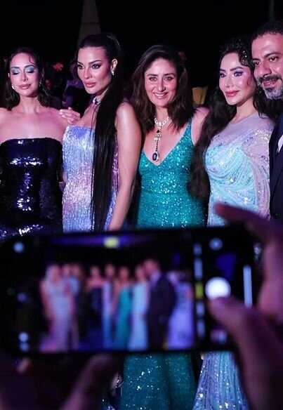 كارينا كابور مع عدد من النجوم في حفل ڤوج الوطن العربي 💚 (3).jpg