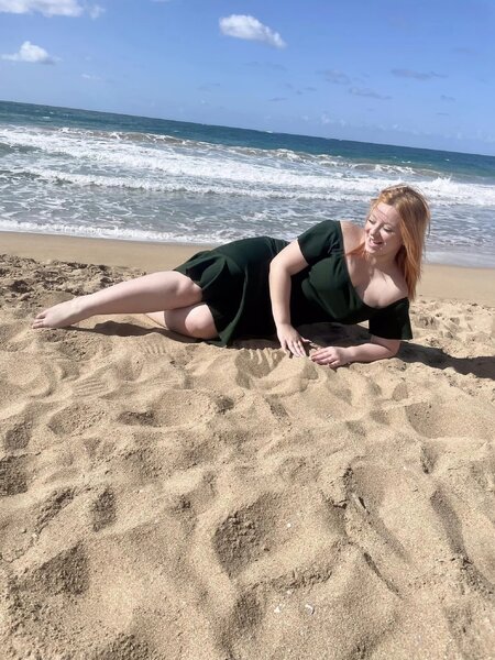 منى رفعت بفستان اسود من على شاطئ البحر (1).jpg