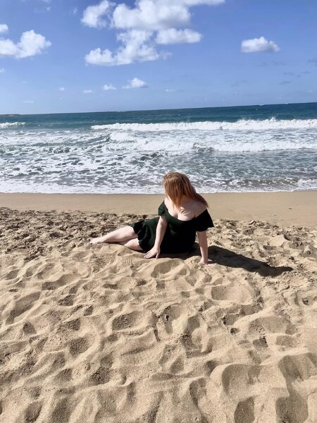 منى رفعت بفستان اسود من على شاطئ البحر (2).jpg