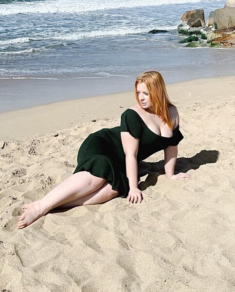 منى رفعت بفستان اسود من على شاطئ البحر (3).jpg