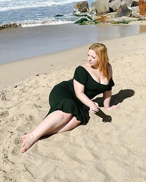منى رفعت بفستان اسود من على شاطئ البحر (4).jpg