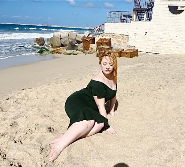 منى رفعت بفستان اسود من على شاطئ البحر (6).jpg