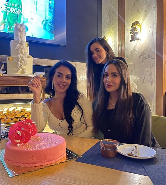 جورجينا رودريغز مع صديقاتها في مطعم  لافاش  في الرياض.jpg