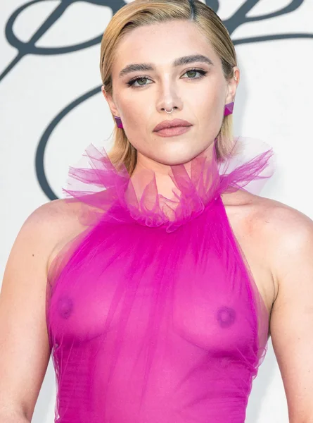 Florence-Pugh-nude-topless-porn-sexy-tits-pussy-ass-feet-new-leaked-bikini-see-through-ScandalPlanet-11-optimized.webp