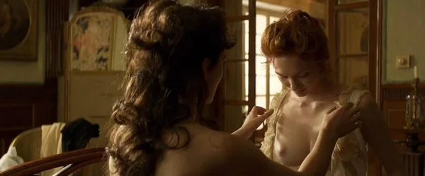 Keira Knightley Lesbian Scene with Eleanor Tomlinson from ‘Colette’ (2).webp