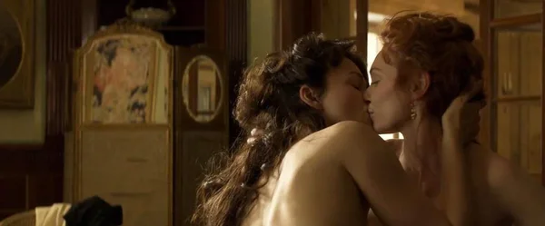 Keira Knightley Lesbian Scene with Eleanor Tomlinson from ‘Colette’ (3).webp