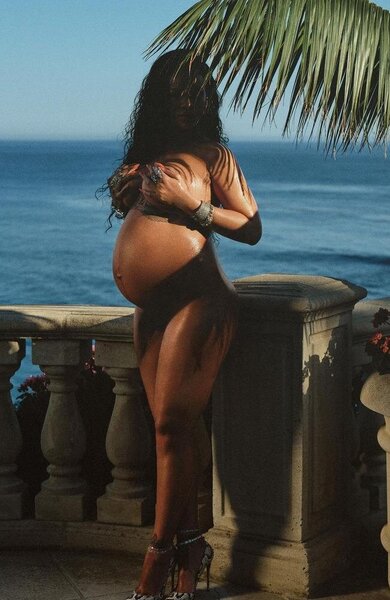 Rihanna posts series of naked pregnancy photos (3).jpg