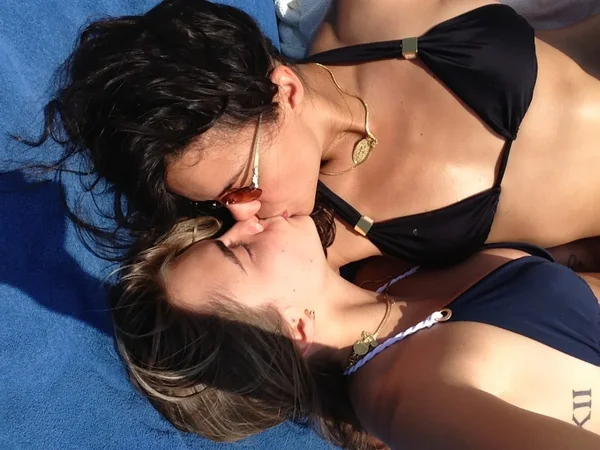 rihanna-leaked-lesbian-kiss-optimized.webp